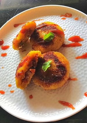 A picture of Corn stuffed patties.