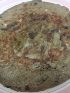 Una foto de Tortilla de berenjena con cebolla y pimientos