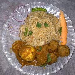 A picture of Spaghetti and meatball curry.