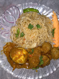 A picture of Spaghetti and meatball curry.