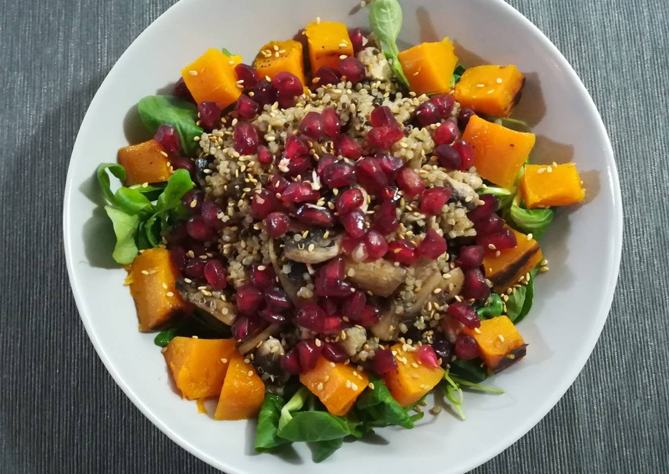 Ensalada templada con semillas de granada y sésamo