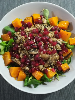 Una foto de Ensalada templada con semillas de granada y sésamo