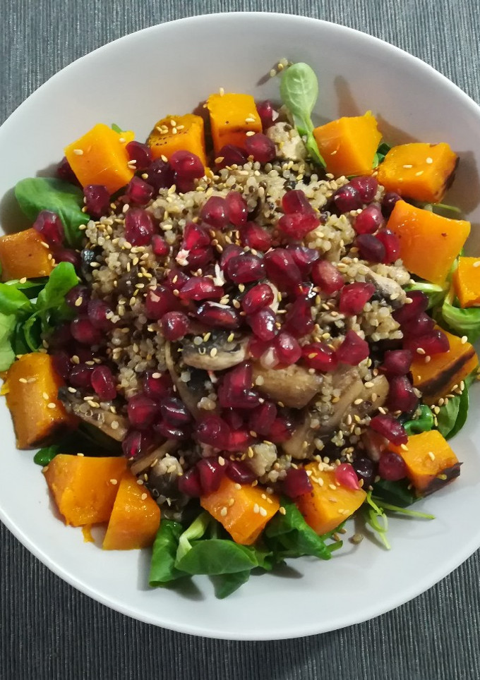 Una foto de Ensalada templada con semillas de granada y sésamo