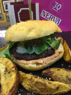 Una foto de Hamburguesa casera de Buey “Valles del Esla” de Raza Nostra