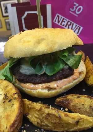 Una foto de Hamburguesa casera de Buey “Valles del Esla” de Raza Nostra
