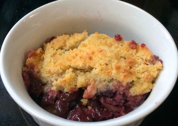 Leftover Kirsch-Cherry crumble