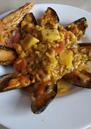 Una foto de Paella variada con mejillones