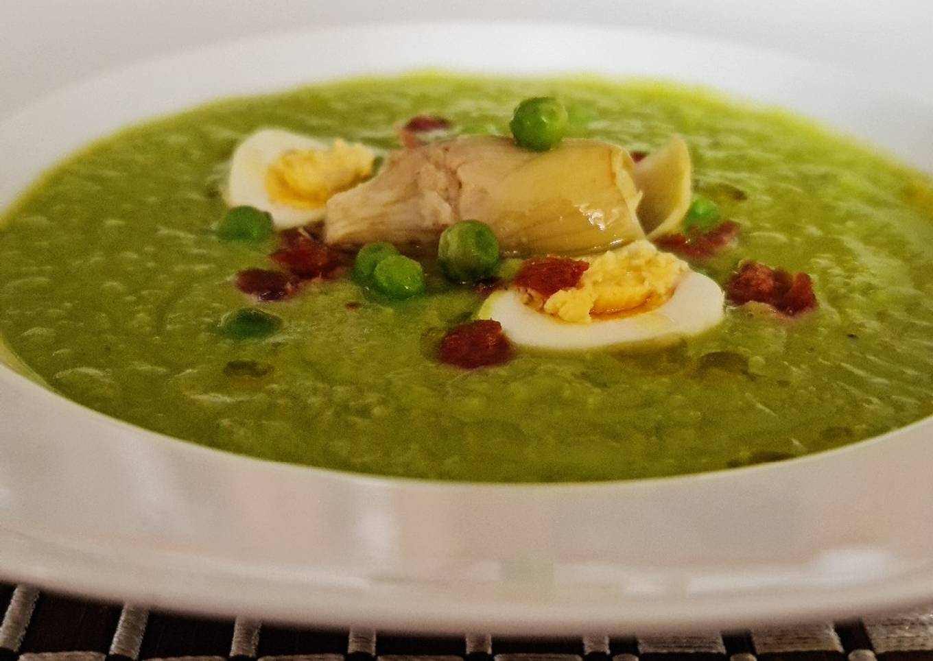 Crema de guisantes con huevo de codorniz y jamón ibérico