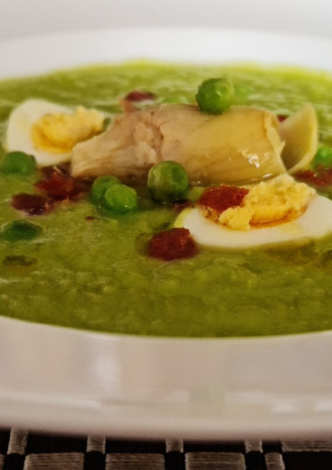 Una foto de Crema de guisantes con huevo de codorniz y jamón ibérico