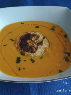 Una foto de Crema de zanahoria y manzana con toque de curry y genjibre