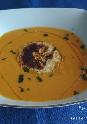 Una foto de Crema de zanahoria y manzana con toque de curry y genjibre