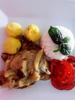 Una foto de Chuletas de cerdo con alcachofas (artichokes)