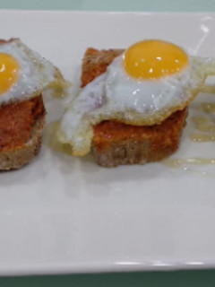 Una foto de Sobrasada vegana con miel y huevos de codorniz
