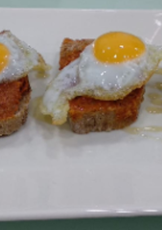 Una foto de Sobrasada vegana con miel y huevos de codorniz