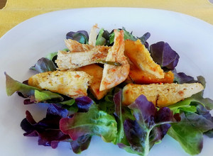 Foto di Straccetti di Petto di Pollo al Forno serviti su Letto di Insalata