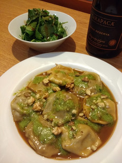 Una foto de Ravioles de cocho sanco y pesto de albahaca y queso de cabra