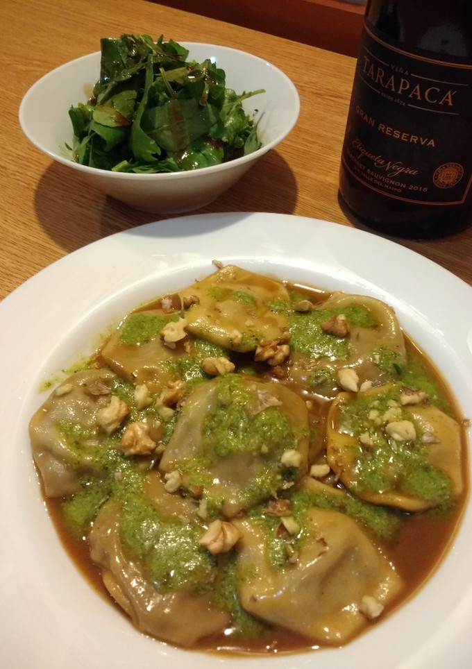 Una foto de Ravioles de cocho sanco y pesto de albahaca y queso de cabra