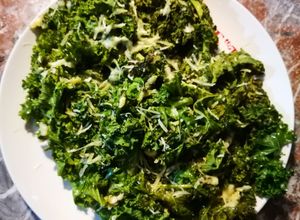 Una foto de Chips de kale al horno