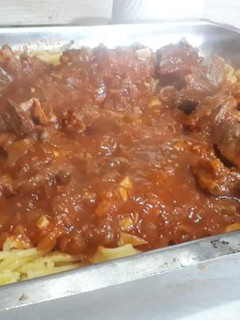 Una foto de Fideos caseros con salsa de pollo y carne