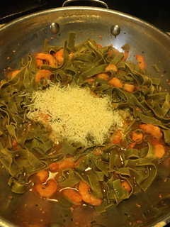 Una foto de Pasta de espinacas con camarones