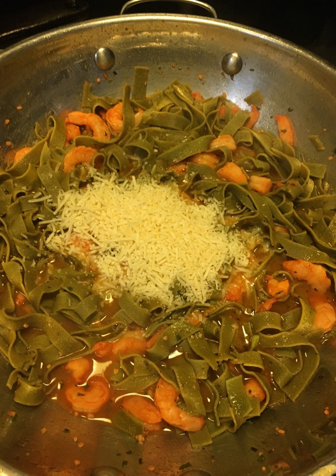 Una foto de Pasta de espinacas con camarones