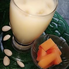 A picture of Papaya almond shake.