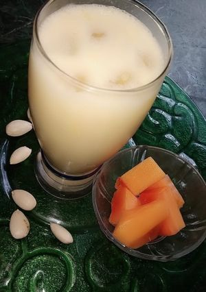 A picture of Papaya almond shake.