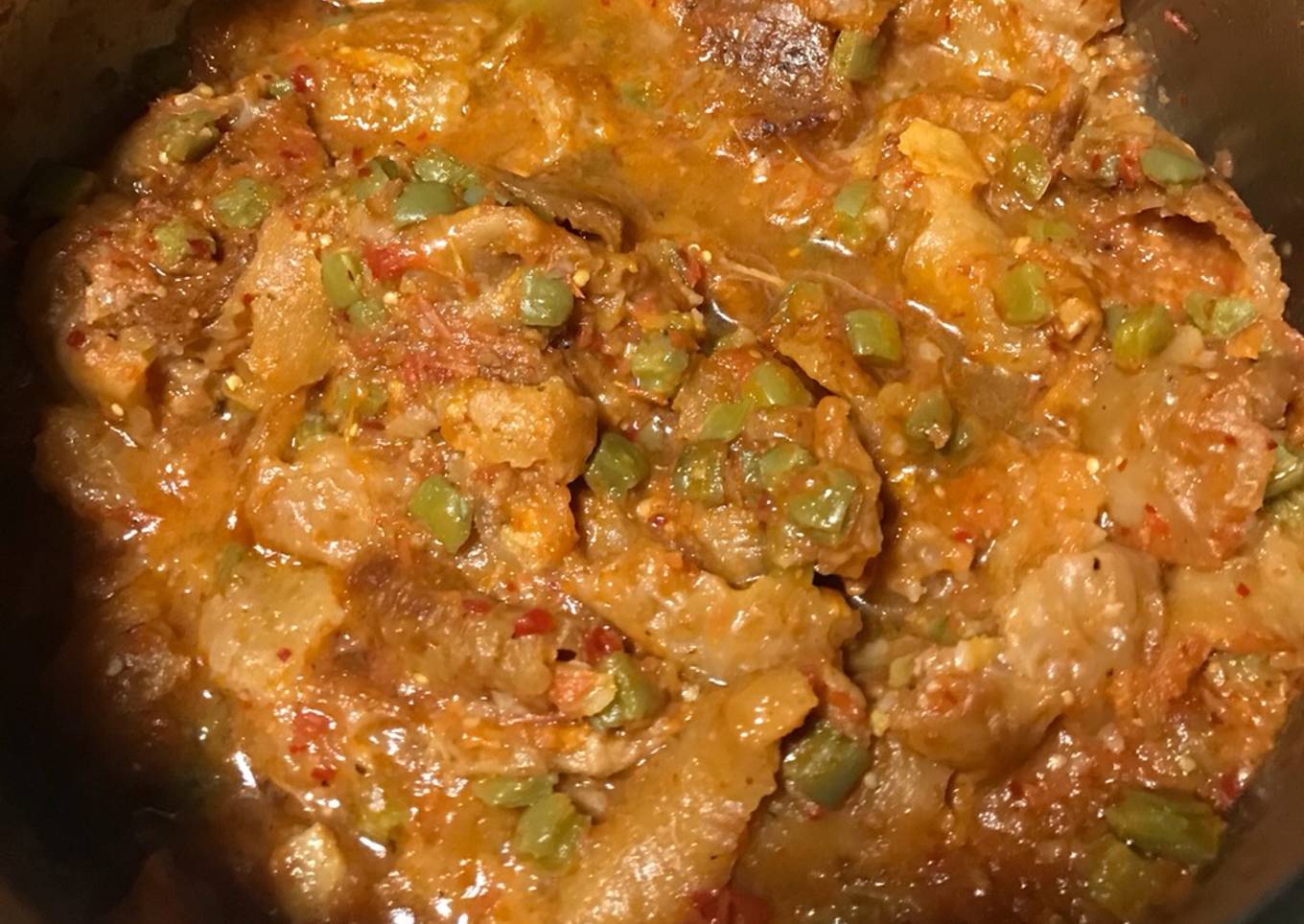 Chicharrón en salsa roja