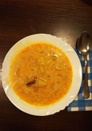 Tejfölös-kolbászos krumplileves recept fotója