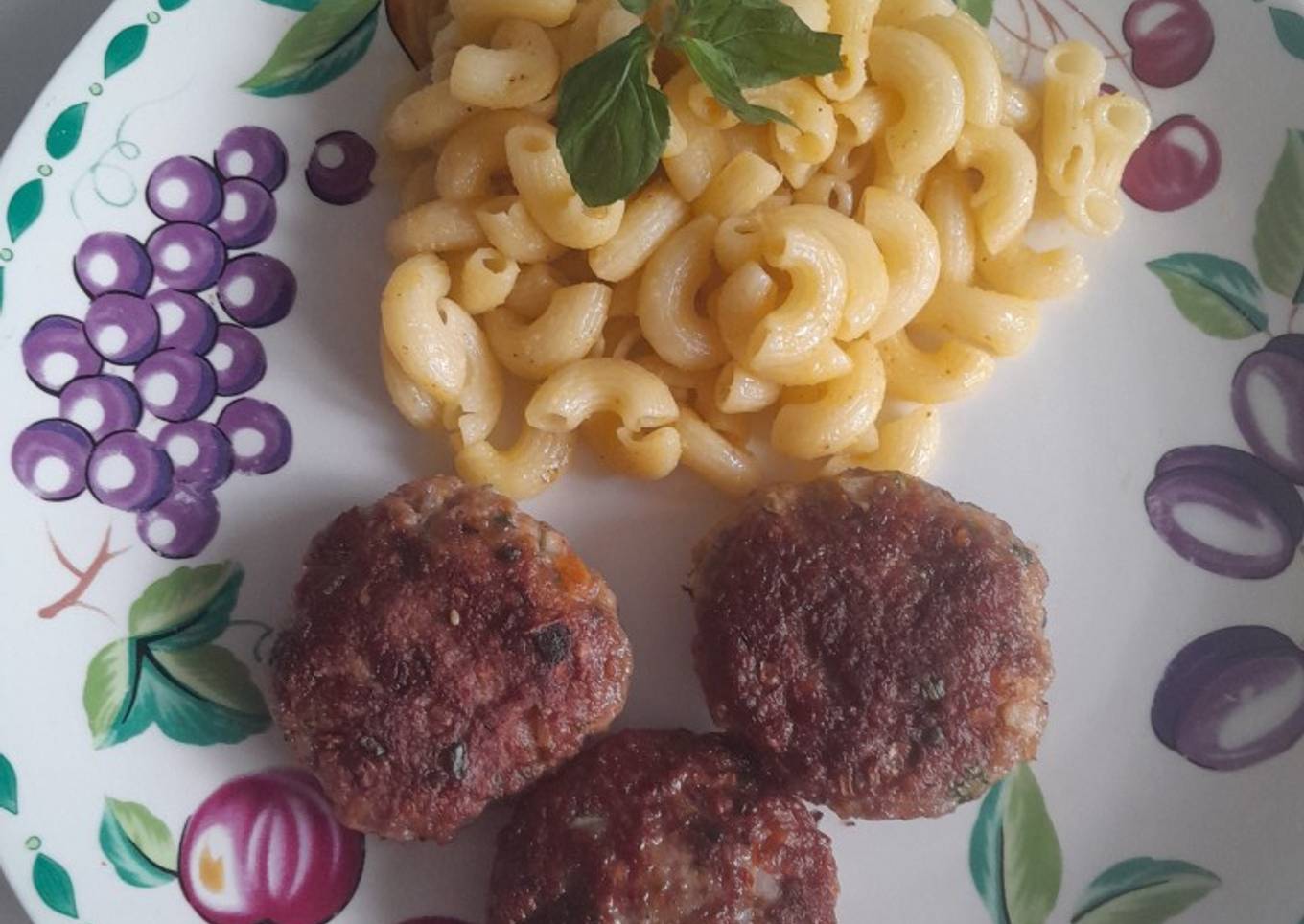 Tortitas de carne de res con coditos en mantequilla de ajo