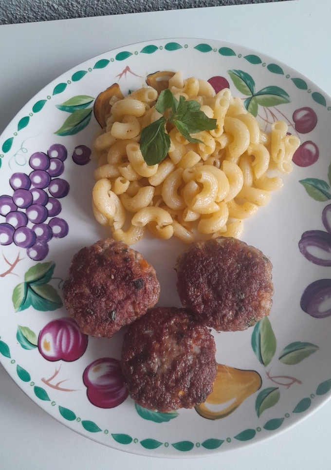 Una foto de Tortitas de carne de res con coditos en mantequilla de ajo