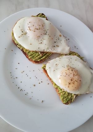 O poză a rețetei Pastă de avocado și ou fără pic de ulei.