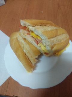 Una foto de Bocadillo de tortilla al microondas con jamón, queso y tomate