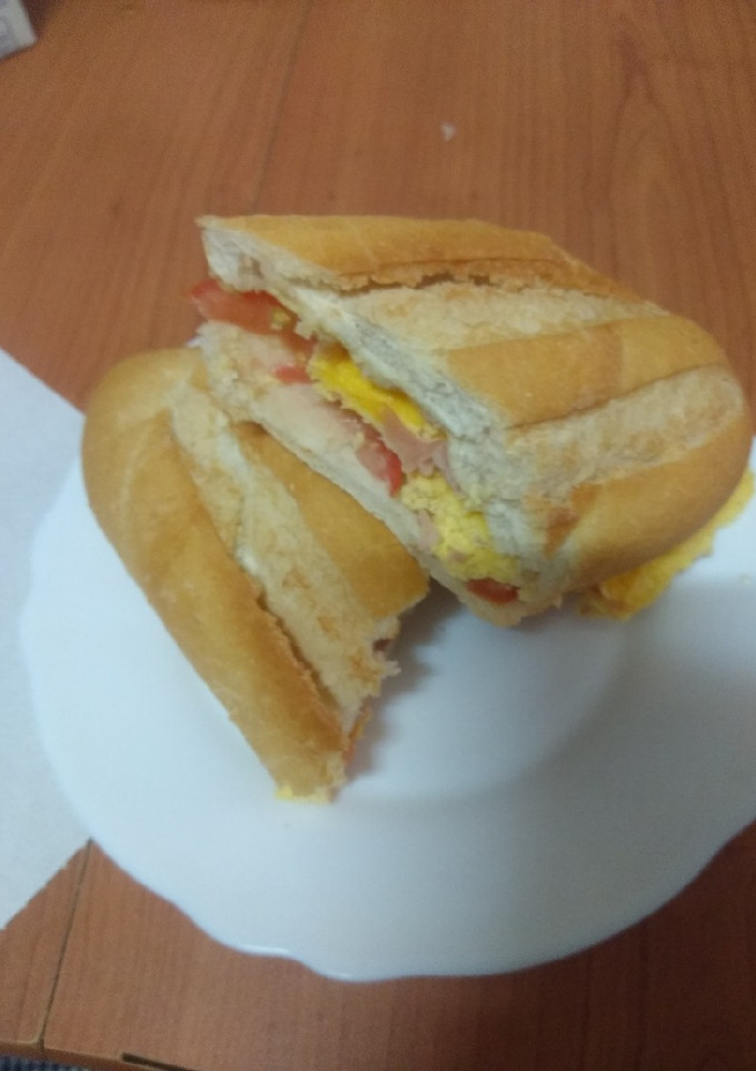 Una foto de Bocadillo de tortilla al microondas con jamón, queso y tomate