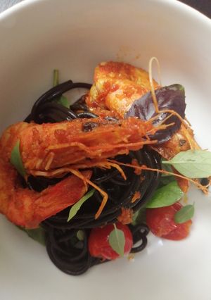 Une photo de Gambas spaguetti a l'encre de seiche legumes d'été 🦐