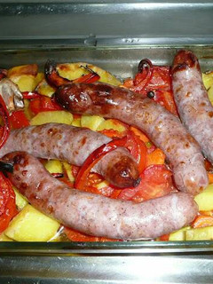 Una foto de Salchichas o butifarras al horno con hortalizas y patatas