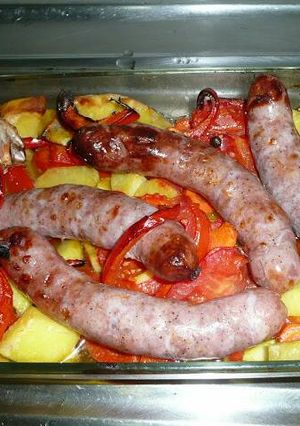 Foto principal de Salchichas o butifarras al horno con hortalizas y patatas