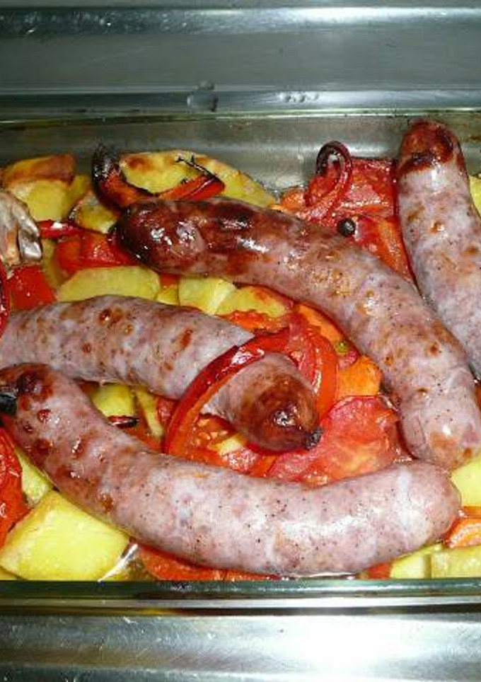Una foto de Salchichas o butifarras al horno con hortalizas y patatas