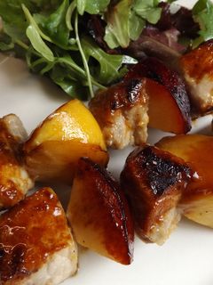 Una foto de Brochetas de cerdo afrutadas con mostaza y miel de romero