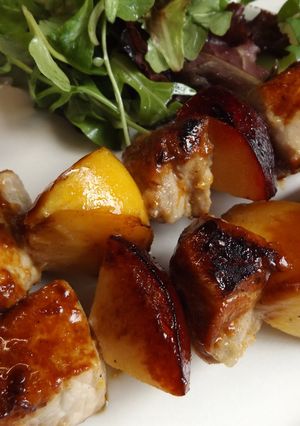 Una foto de Brochetas de cerdo afrutadas con mostaza y miel de romero