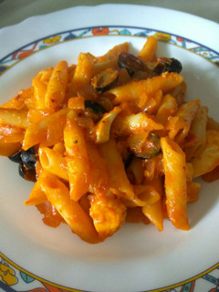 Una foto de Macarrones con bacon y aceitunas