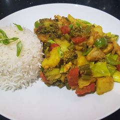 A picture of Chicken mix veggies with white rice.