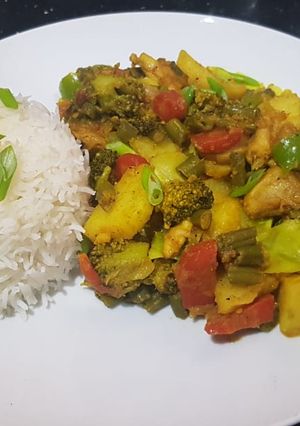 A picture of Chicken mix veggies with white rice.
