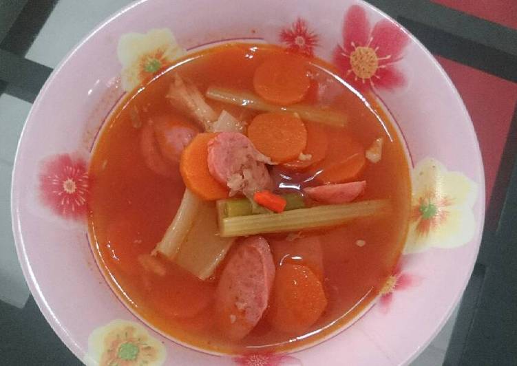 Resep Sop tomat sosis (sop merah pedas), Enak
