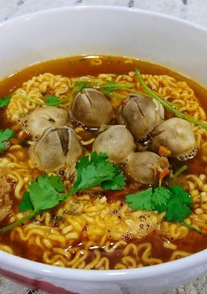 Hình của món Mỳ gói nấu nấm rơm chay.