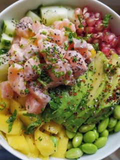 Una foto de Poke de salmón y granada