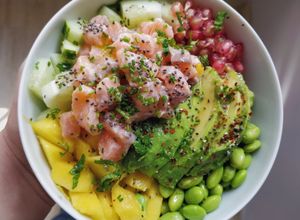 Foto principal de Poke de salmón y granada