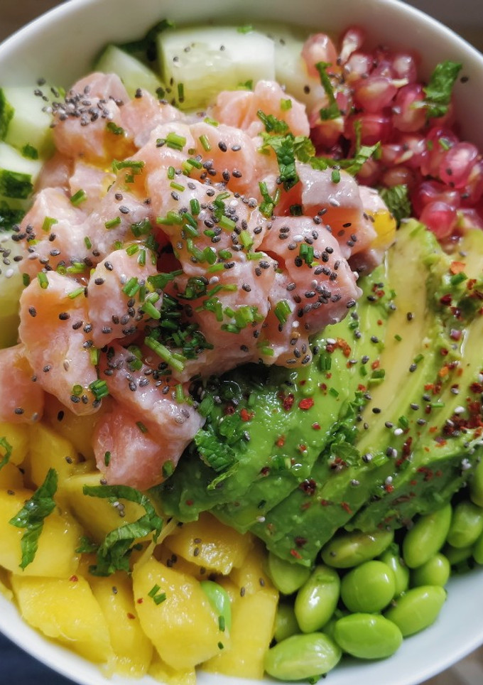 Una foto de Poke de salmón y granada