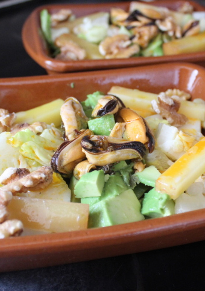 Una foto de Ensalada de mejillones y queso en aceite