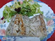 Una foto de corvina a la plancha